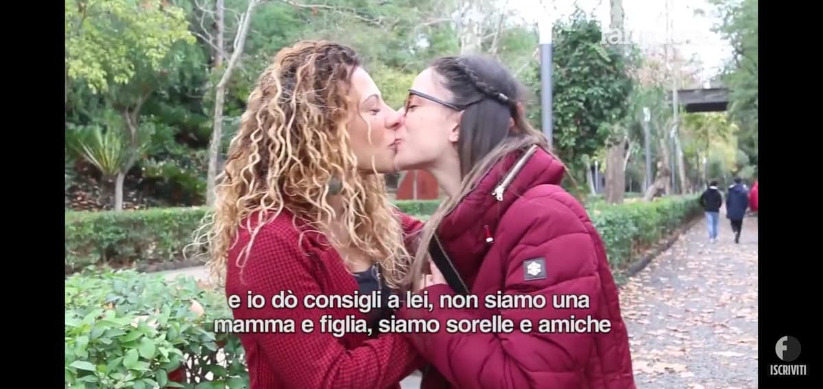 Fanpage mi consiglia questo video nella home di YouTube e così lo guardo... Sono madre e figlia. 