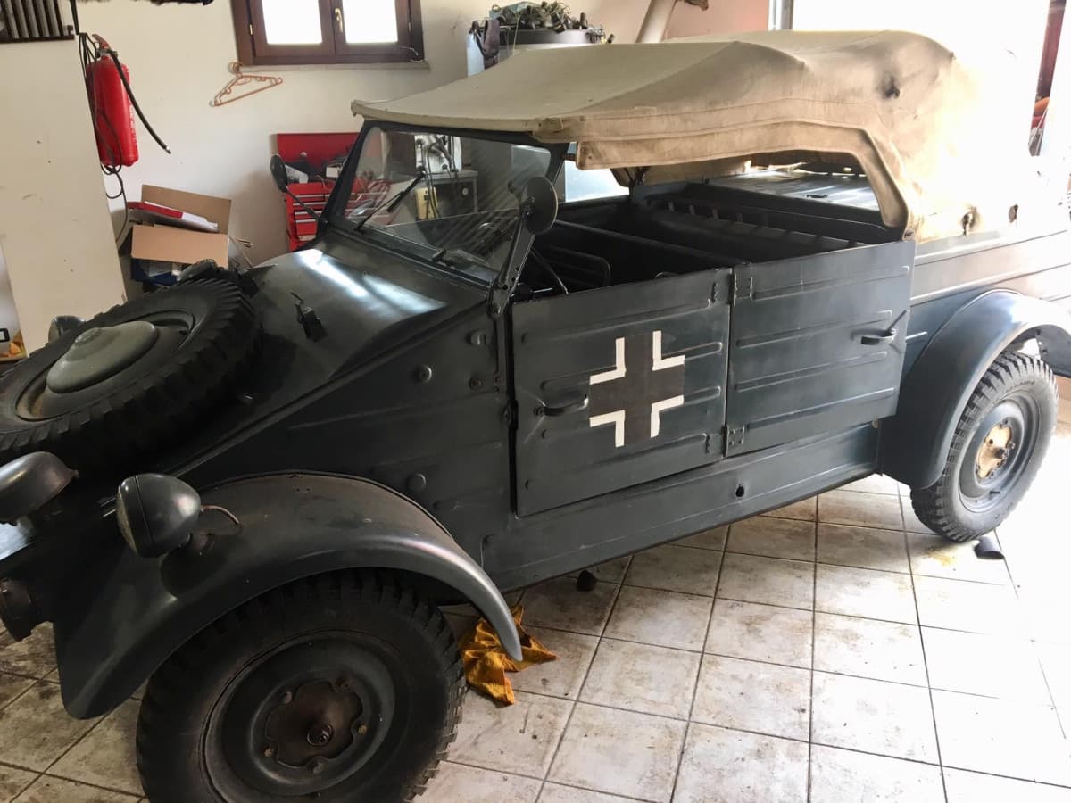 Ho trovato un negozio online che vende cose della seconda guerra mondiale. Ho trovato una divisa fascista bellissima, non che io sia fascista anzi fanculo al fascismo però la divisa è fighissima. Se per questo vorrei anche la giacca dei Carabinieri che tro