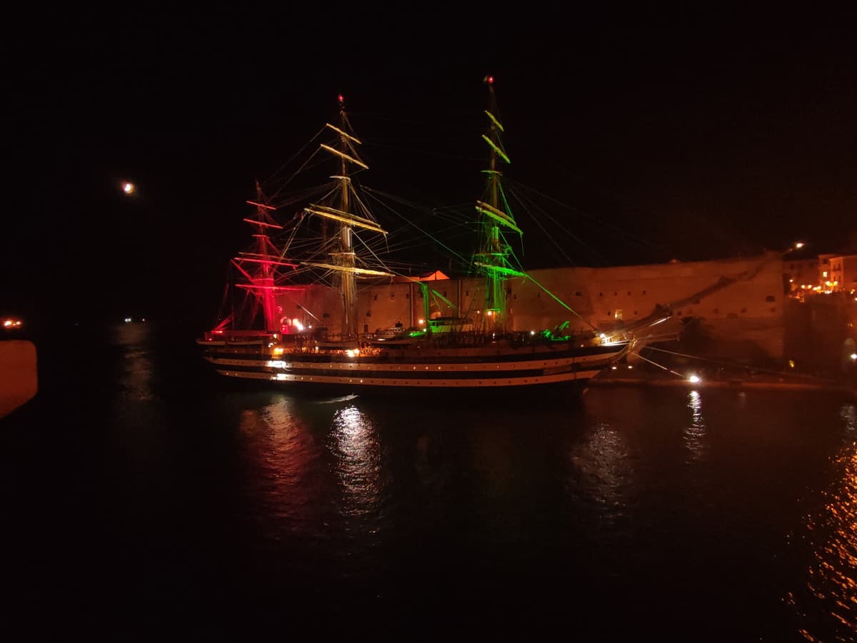 la Amerigo Vespucci a Taranto, sono andato a vederla. da lontano però, c'era una fila che partiva dall'inizio del lungomare e arrivava al castello aragonese 