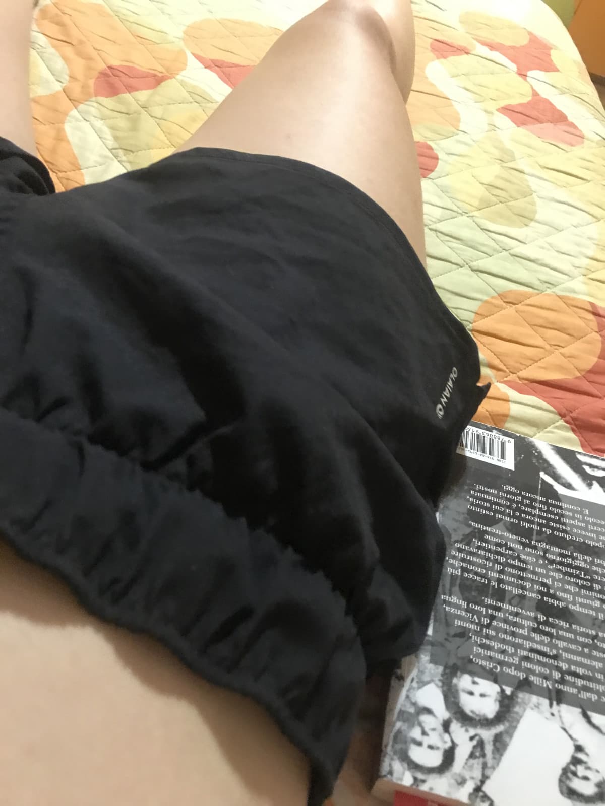 Sono tre giorni cha vado in giro con un costume da bagno solo che siccome è fatto a pantalone nessuno si accorge