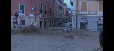 Alluvione Sestri Ponente (Genova) 4 ottobre 2010. Fu colpa di un palazzo costruito direttamente nel torrente chiaravagna, che bloccò l'acqua del fiume e innalzò il livello dell'acqua dopo una fortissima pioggia. Lo ricordo come se fosse ieri 