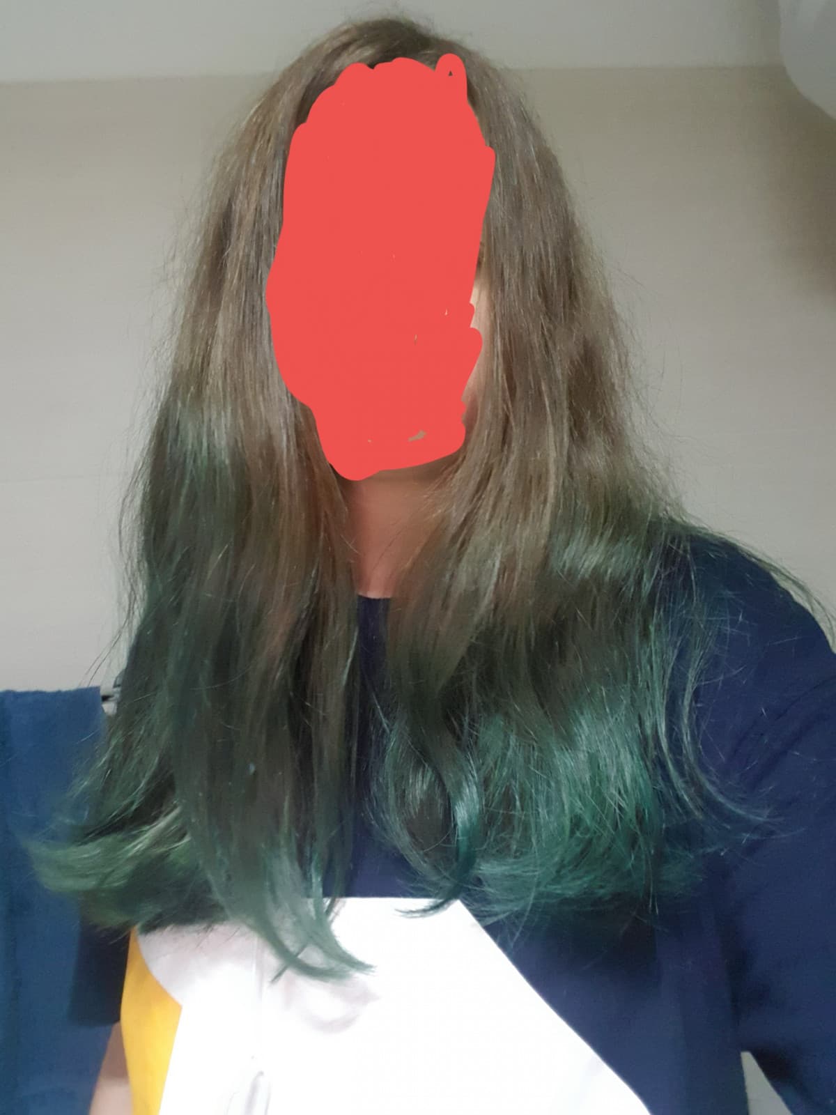 I miei capelli prima e dopo la piastra. So che non vi importa ma volevo solo condividere i miei capelli di merda, li preferisco molto di più lisci 