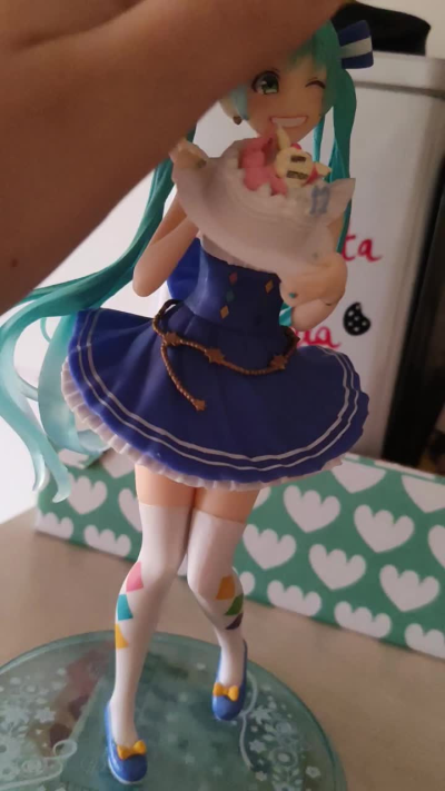 Oggi inizio il liceo e ho deciso di salutare la mia amata Miku. Scusate la voce ma ho appena messo l'apparecchio ed è un macello