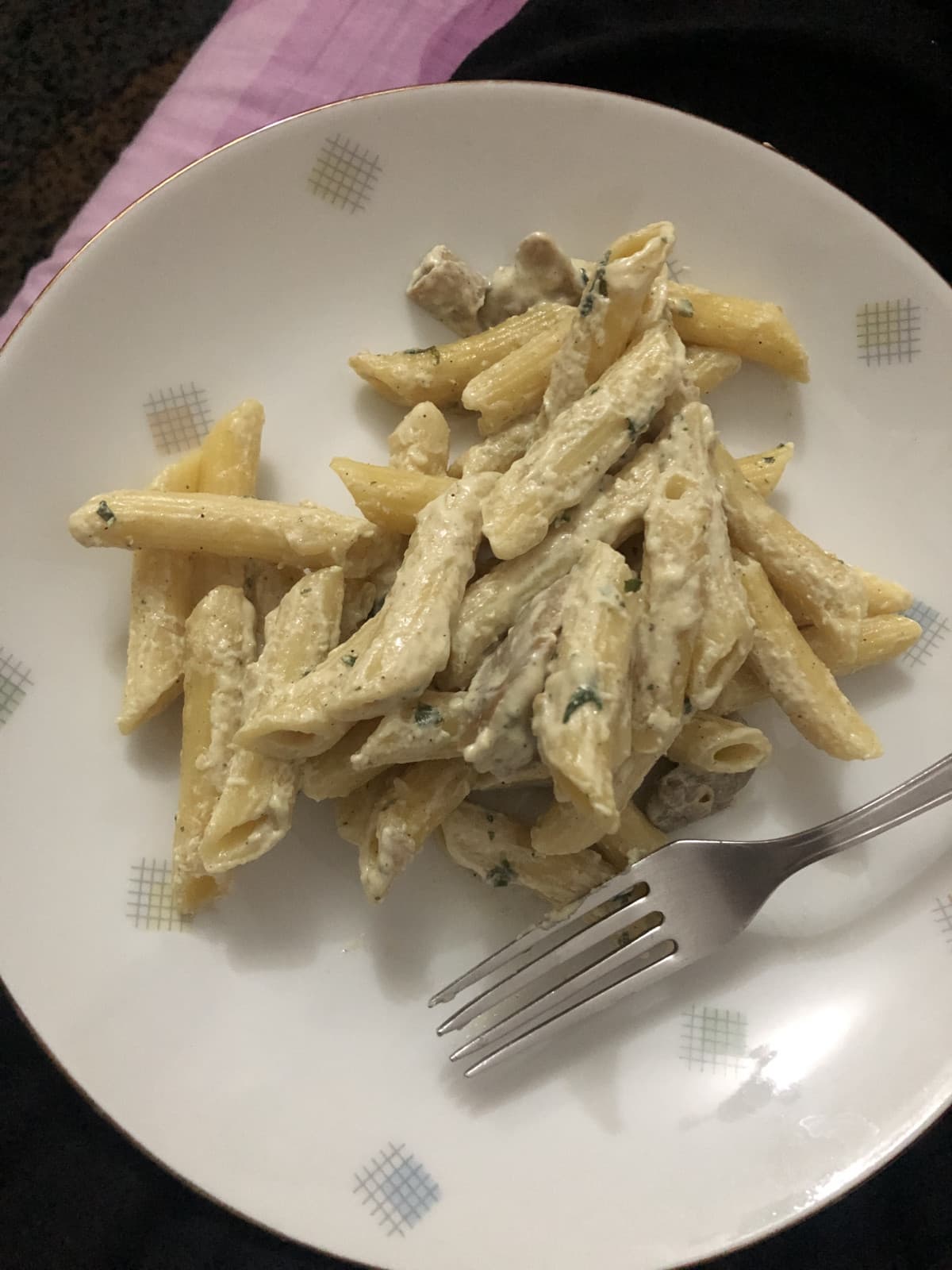 Sto mangiando la pasta del pranzo perché a pranzo ho vomitato e non potevo mangiare 