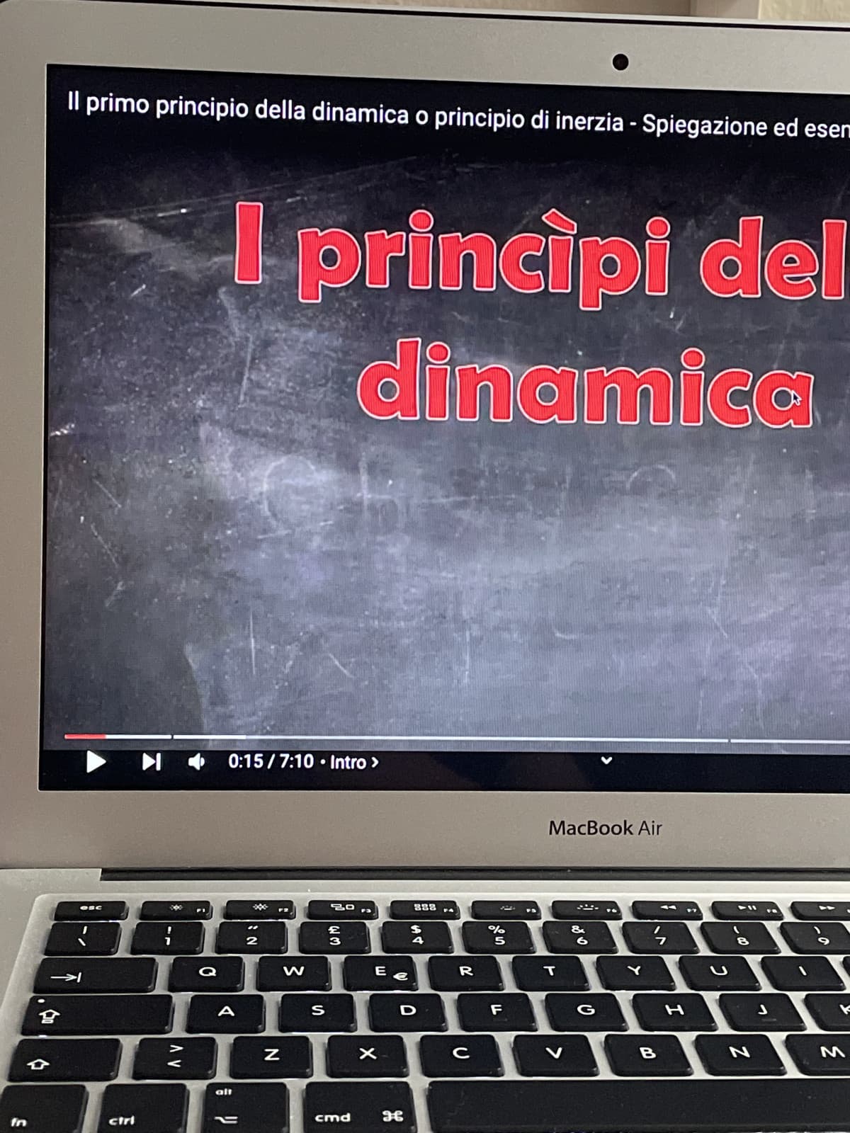 fisica è sicuramente più bella e interessante di matematica, passerei le mie serate a guardare questi video 