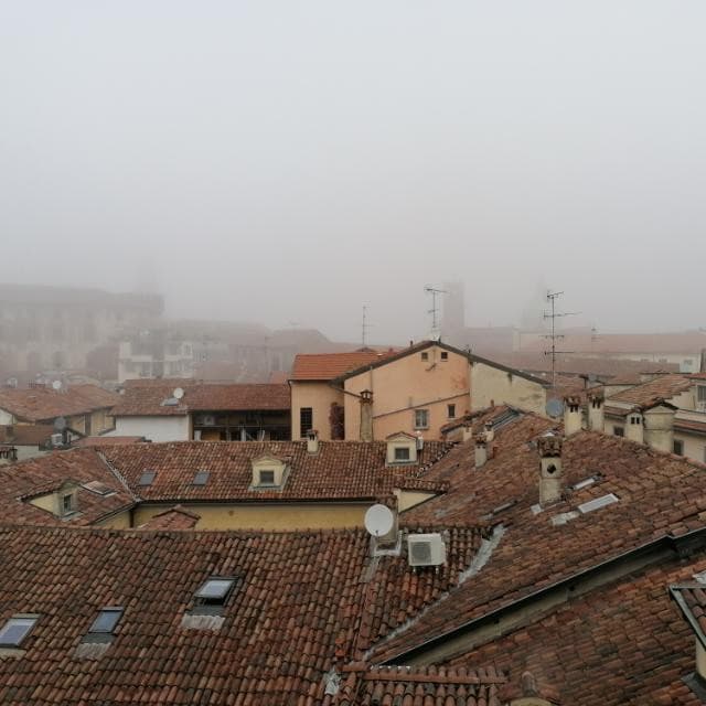 Sono due settimane che cerco l'occasione giusta per attaccare bottone con una ragazza che mi piacerebbe conoscere. Il problema è che già sono timido, poi ogni volta ha almeno due amiche intorno... Uff