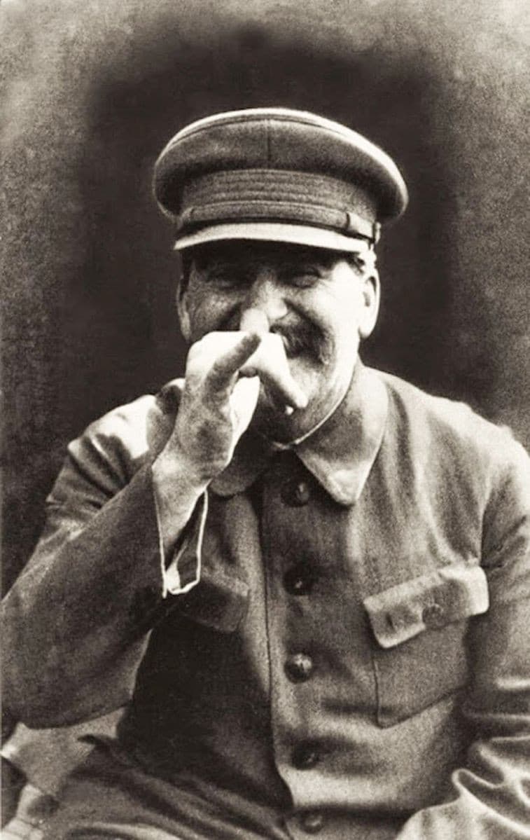 Stalin che fa una pernacchia ?
Adoro trovare questo tipo di foto 