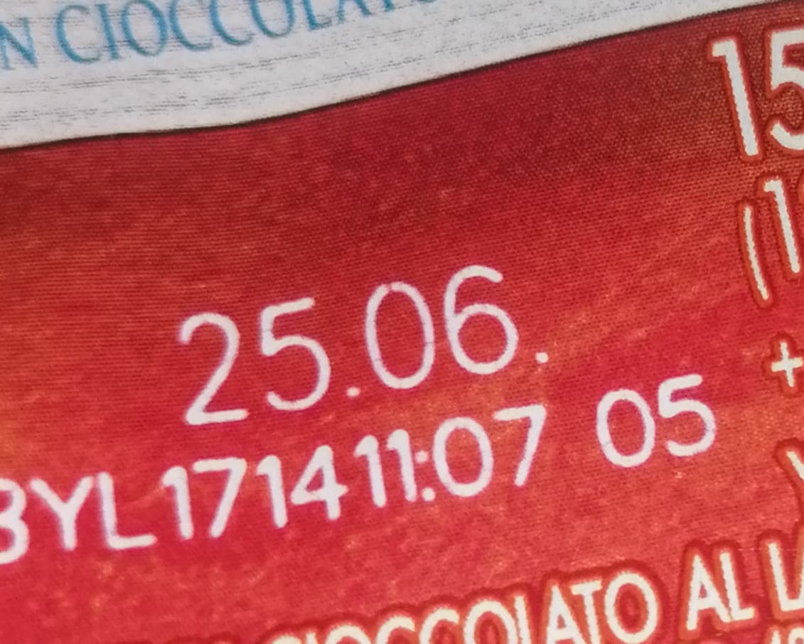 In questa casa è tutto TUTTO scaduto come cazoz è possibile. L'unica cosa da mangiare che non è scaduta è la pasta che una volta ho provato a cucinare e la tenda ha preso fuoco 