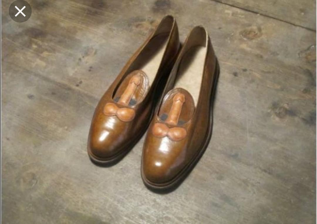 Per chi se lo stesse chiedendo: queste erano un paio di scarpe usate da Gabriele D'Annunzio