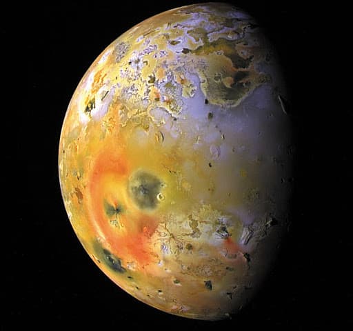 IO satellite naturale di giove è il corpo celeste più attivo del sistema solare con oltre 300 vulcani attivi foto scatta dalla sonda Galileo nel 1997