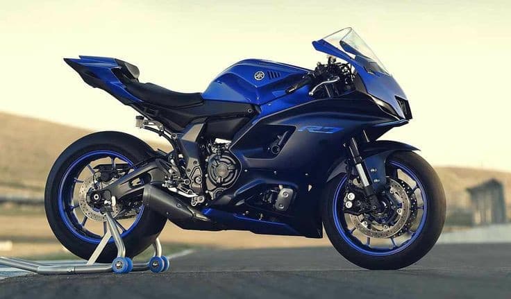 Spero di no essere l'unico pazzo sgravato a cui piacerebbe l'abbinamento blu-nero, nei vestiti nelle moto (YAMAHA R7 MMLML) in tutto 