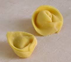 Quello a sinistra è un tortellino, quello a destra un cappelletto