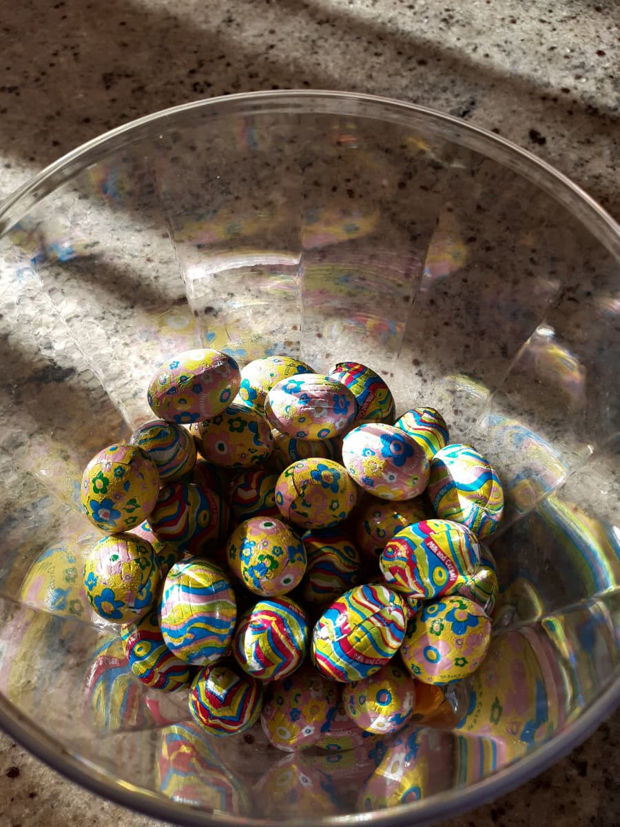 Oggi è il mio compleanno, è San Valentino e io sono single, sono in preciclo e ho questi cioccolatini in casa....