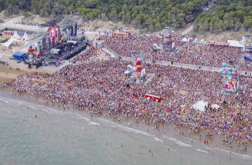 “Il jova beach party fa bene all’ambiente” sostiene il cantante. Ma te ne andassi a fanc… Leggete l’articolo sotto e non andate ai suoi concerti >