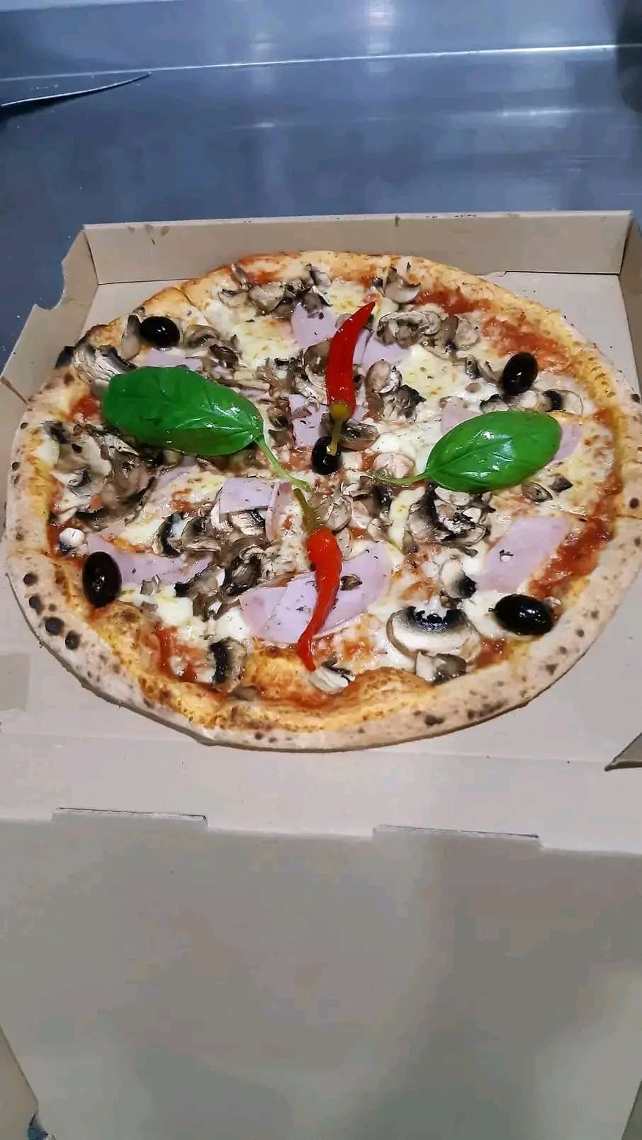 La pizza migliore la fanno in Tunisia ?? ? e italiani del cazo muti. 