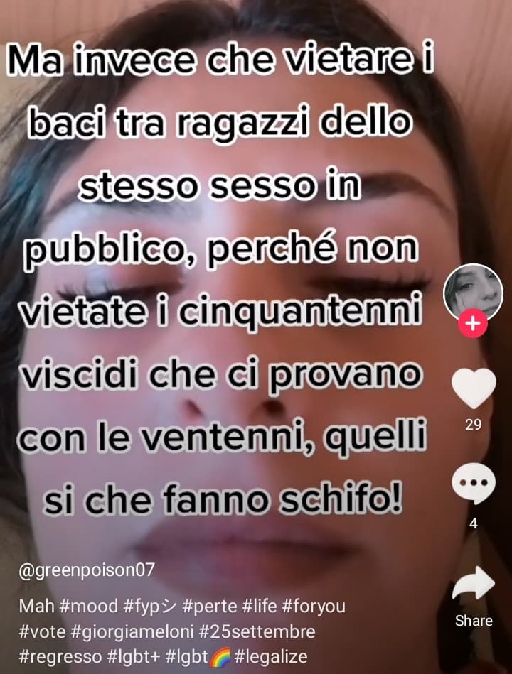 Vietare a un 50enne di provarci con una 20enne è grave tanto quanto vietare a due tizi di baciarsi in pubblico (anzi forse anche di più). Stupida ragazza.