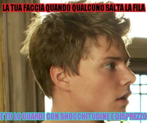 La tua faccia quando qualcuno salta la file e tu lo guardi con schocchitudine e disprezzo