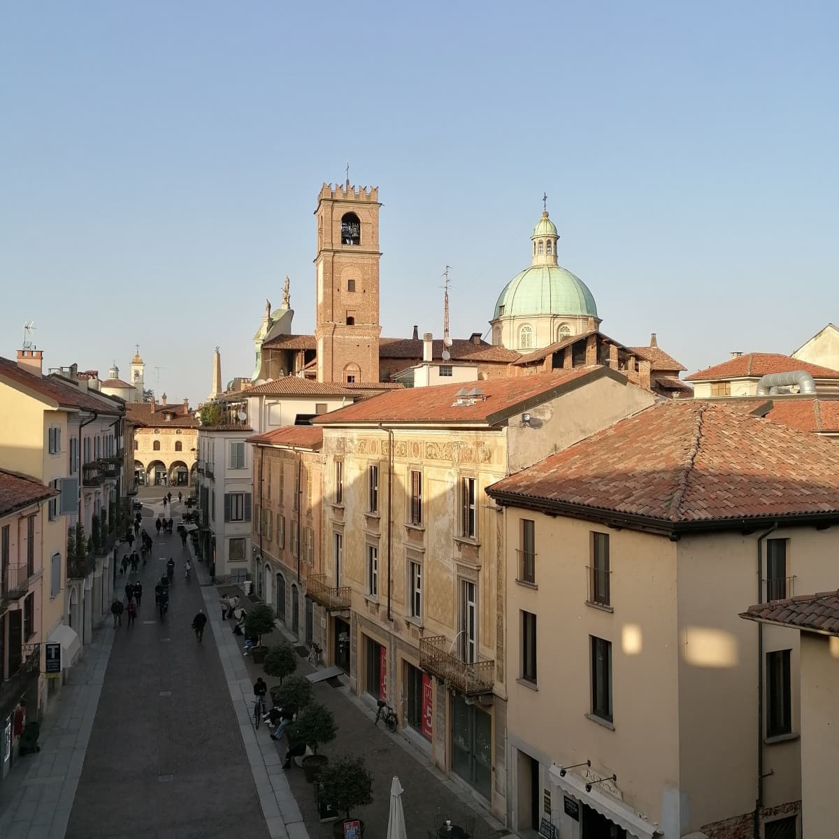 Ma chiudiamo l'argomento biondina e andiamo a parlare della ricciolina del bus. I bus e i capelli ricci vanno d'accordo, mi sa. Fatto sta che la prossima volta spero di offrirle di nuovo il posto, voglio pian piano farla uscire dalla timidezza