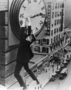 Harold Lloyd in Safety Last! Un film muto del 1923.
In italiano: Preferivo l'ascensore!
Ve lo consiglio se volete vedere un film molto divertente e muto ^^