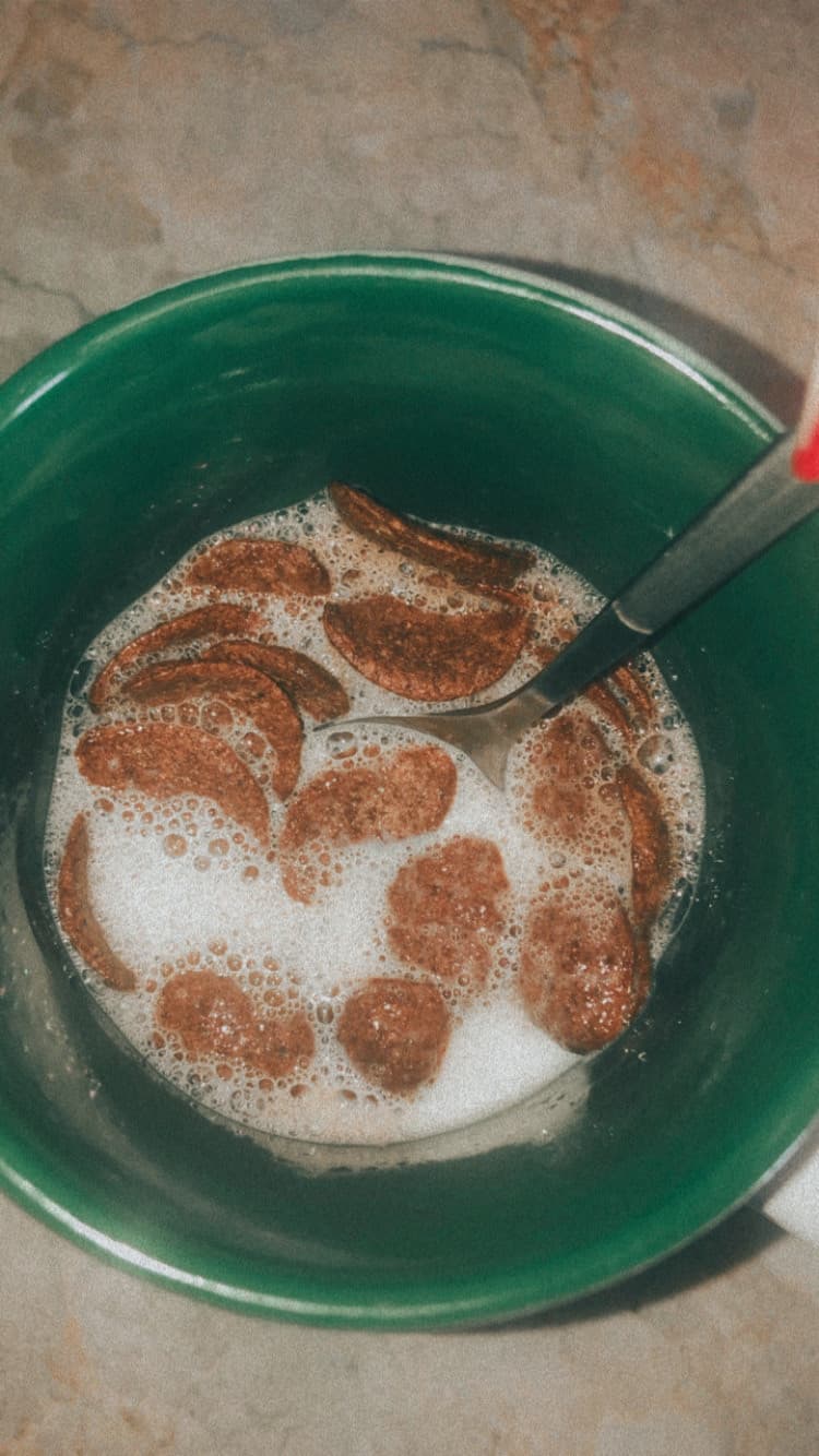 Sono l’unica persona che deve per forza mangiare latte e cereali dalla tazza perché mangiarlo dal piatto mi sa di cibo per cani? 