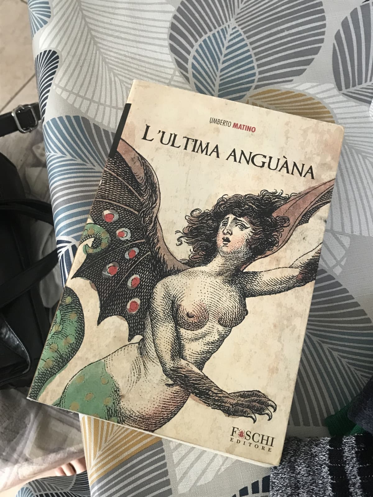 Da piccola sto libro (solo la copertina e il titolo) mi facevano cagare in mano, ora è giunta l'ora di leggerlo