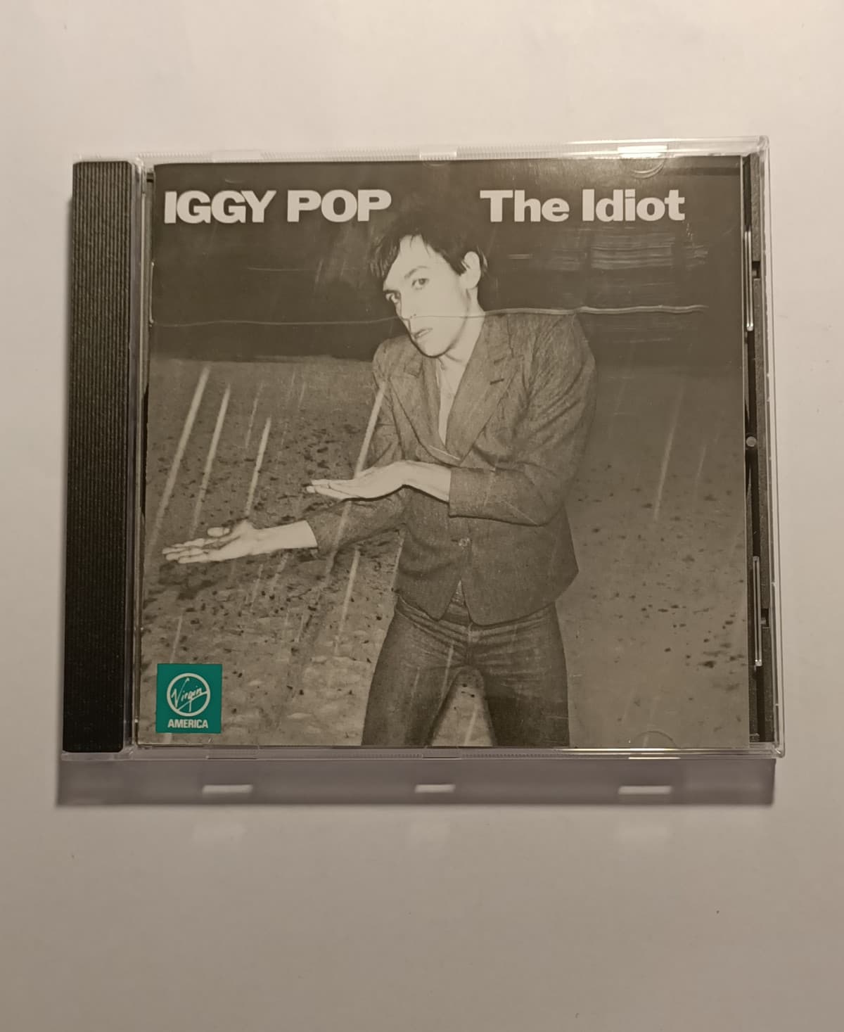 Scoppio di felicità. The Idiot, IGGY POP. Sono felicissimo. L'ho già scritto, ma quando Ian Curtis dei Joy Division si è impiccato, il giradischi suonava ancora questo album