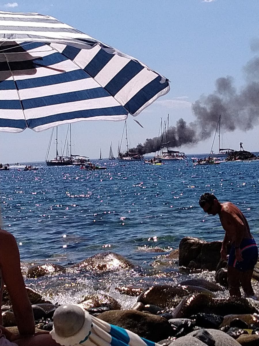 In sta spiaggia c'è già un relitto, da domani sono 2