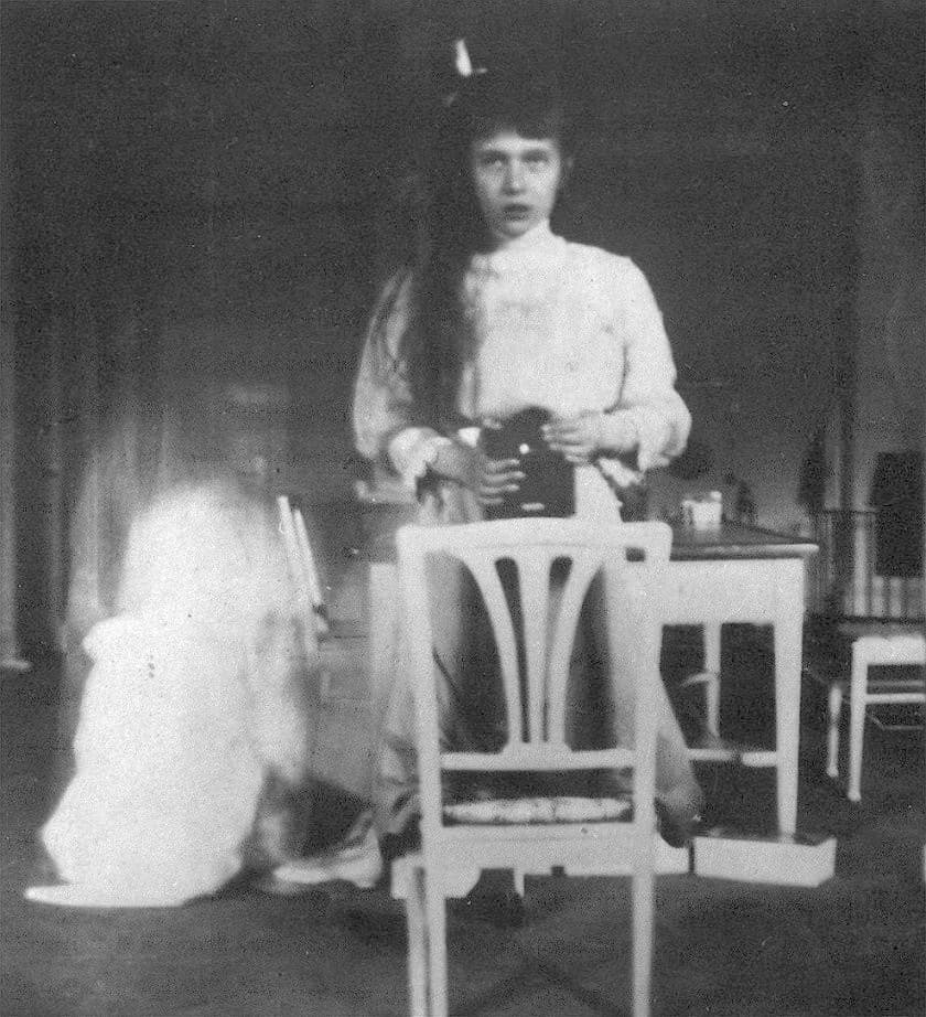 La piccola Granduchessa Anastasia Romanov che si fa un selfie, 1915 circa