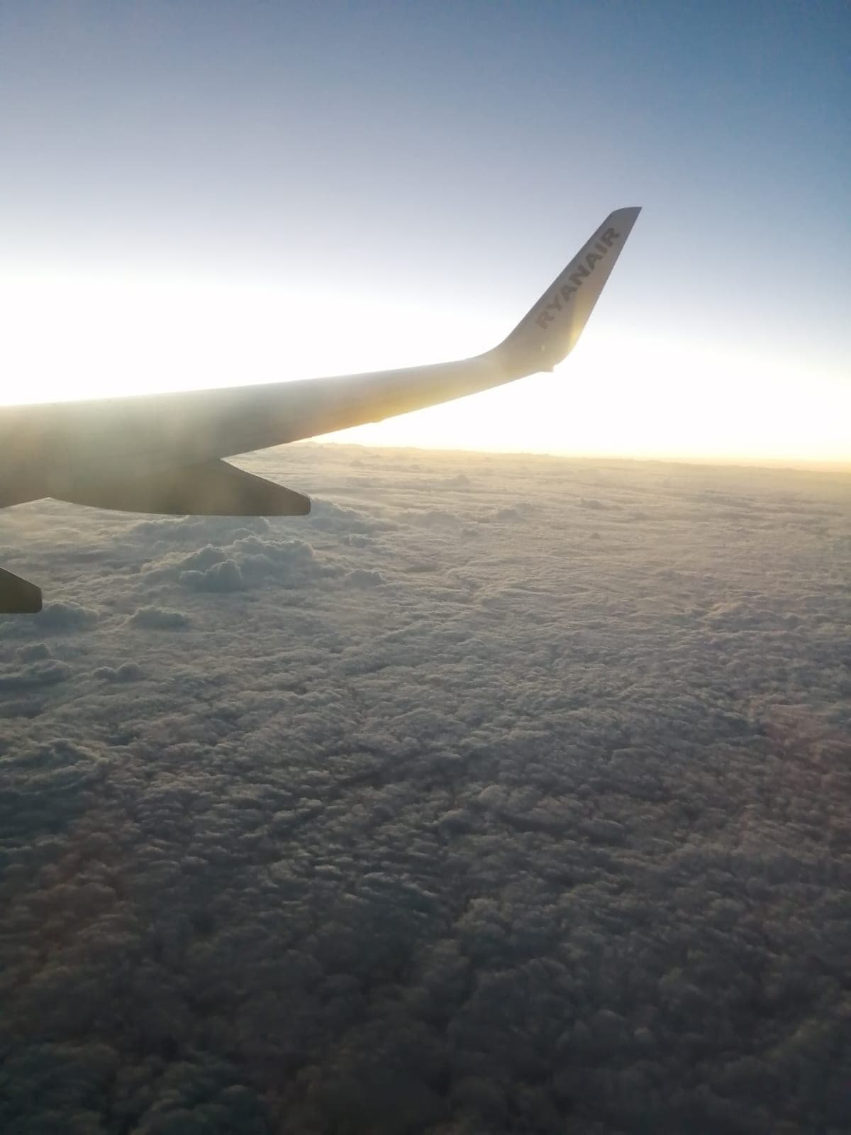 Il mio tipo sta tornando da Cagliari a Roma. Mi ha mandato la foto del cielo su un aereo e io non essendoci mai stata, mi fa stranissimo vedere le nuvole così ?