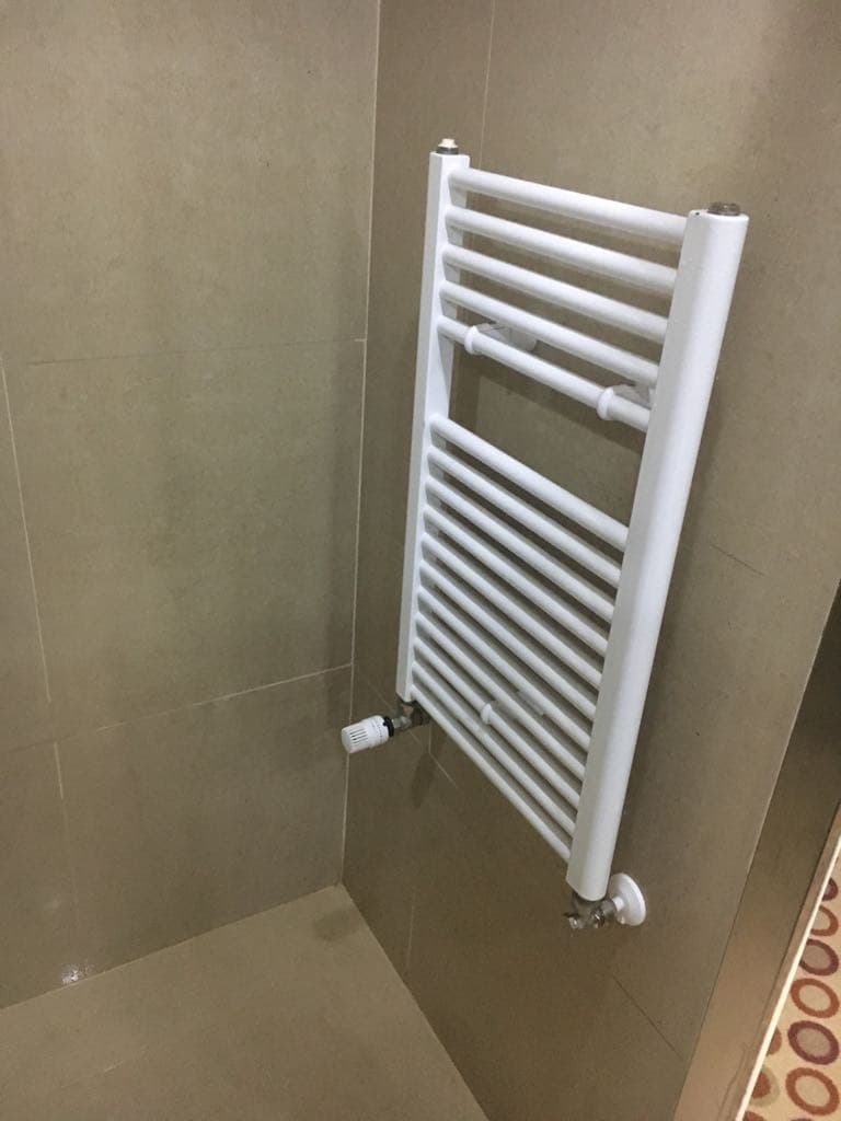 C’è un termosifone nella doccia di questo hotel