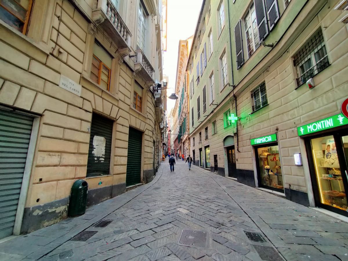 Oggi mi son fatto un giro in via del campo. Fan di De André palesatevi!!