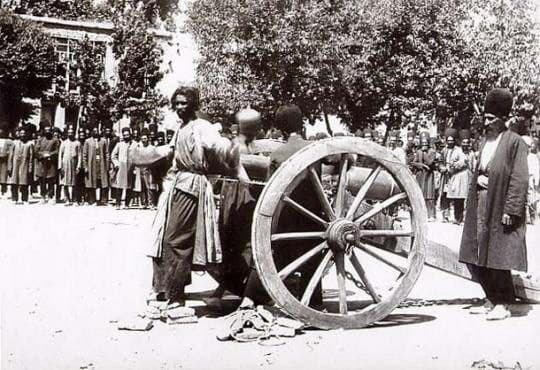 La condanna a morte viene eseguita con un cannone. Shiraz. Iran. XIX secolo
