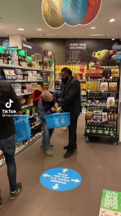 L’uomo che viene bloccato dalla sicurezza è entrato nel supermercato ma senza la mascherina, non facciamo i buonisti e diciamo tutti insieme che l’uomo della sicurezza ha agito bene