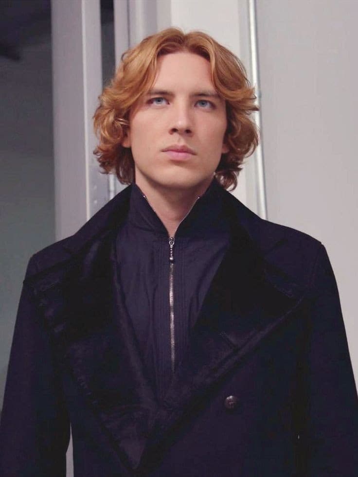 ma quanto è bono cody fern? ceh è proprio il sesso (anche con i capelli lunghi, piango)
+ dovrebbero assegnargli una parte da vampiro in qualche film, sarebbe  p e r f e t t o