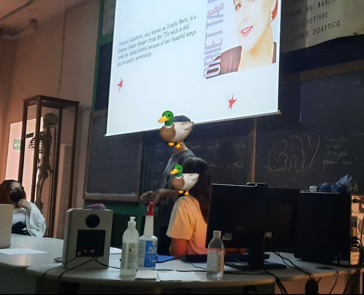 Quella volta che la prof di inglese disse "fate una ricerca su una qualsiasi persona famosa" e tutti si presentarono con Lady Gaga, Totti e Steve Jobs... io e una mia amica: