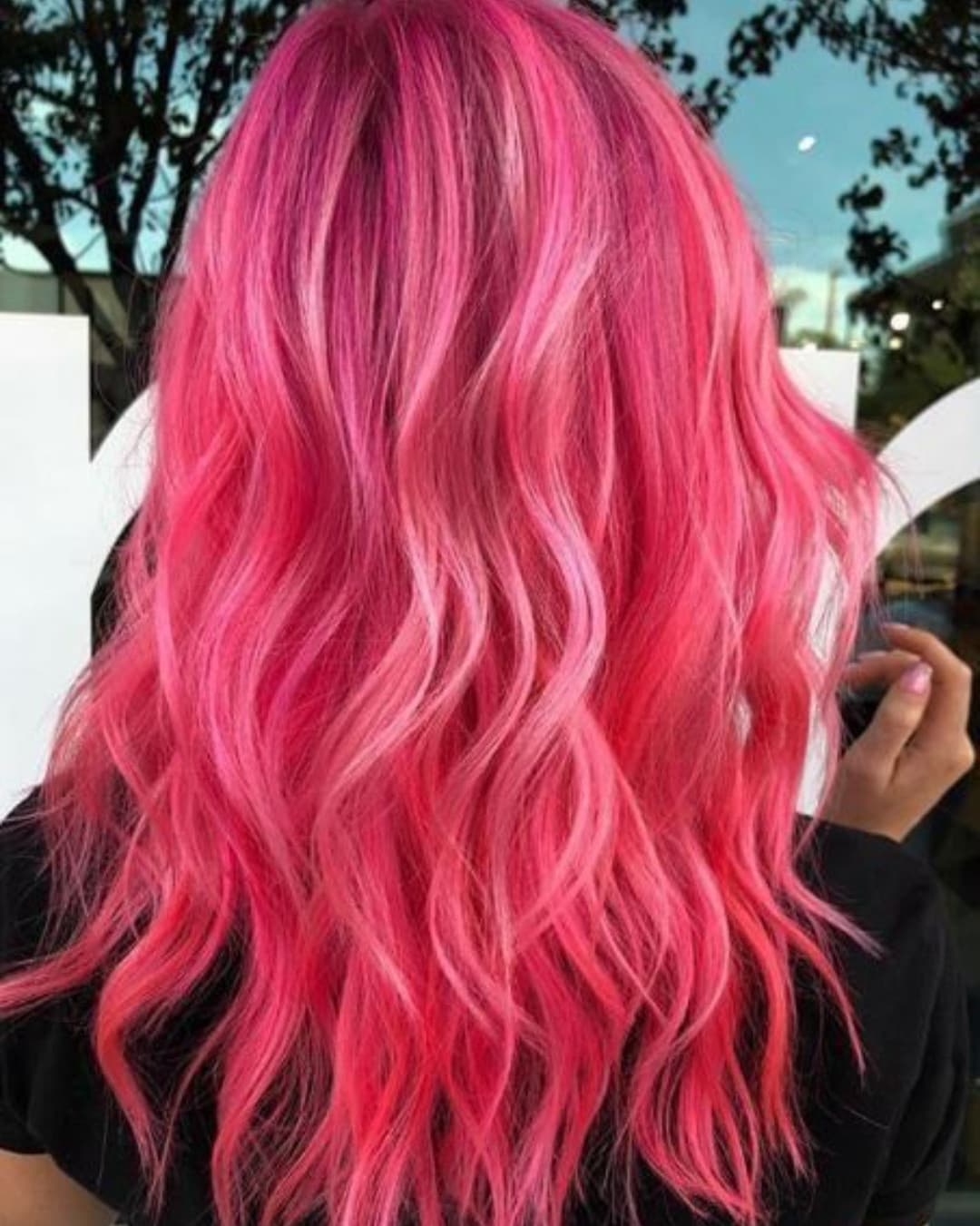 Secondo voi i capelli sarebbero più belli completamente rosa, rosa e azzurri oppure rosa e viola?