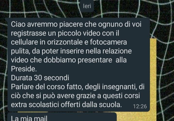 La mia scuola quest'estate ha fatto dei corsi, io ho partecipato a quello di canto. Ieri una degli insegnanti mi ha scritto questo