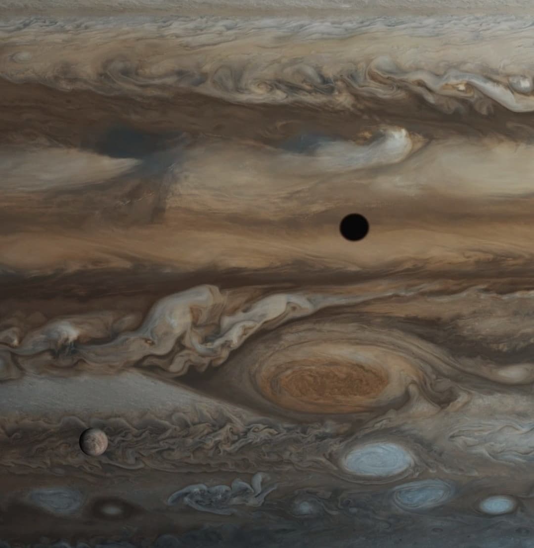 Giove con la sua luna Europa che proietta l'ombra sul gigante gassoso