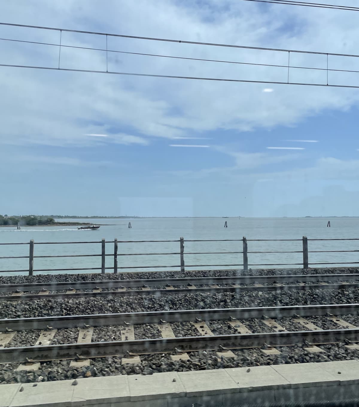 C’è sempre un qualcosa di magico quando si sta arrivando a Venezia. Anche per chi è già stato tante volte, colpisce lo stupore dei turisti che dal finestrino del treno ammirano la laguna e la città che sembra galleggiare lontana 