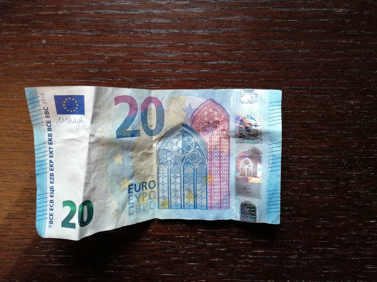 Raga voglio piangere, ho dimenticato 20€ nella tasca dei pantaloni e li ho messi da lavare. Adesso sono rovinati e non so se sono ancora validi. 