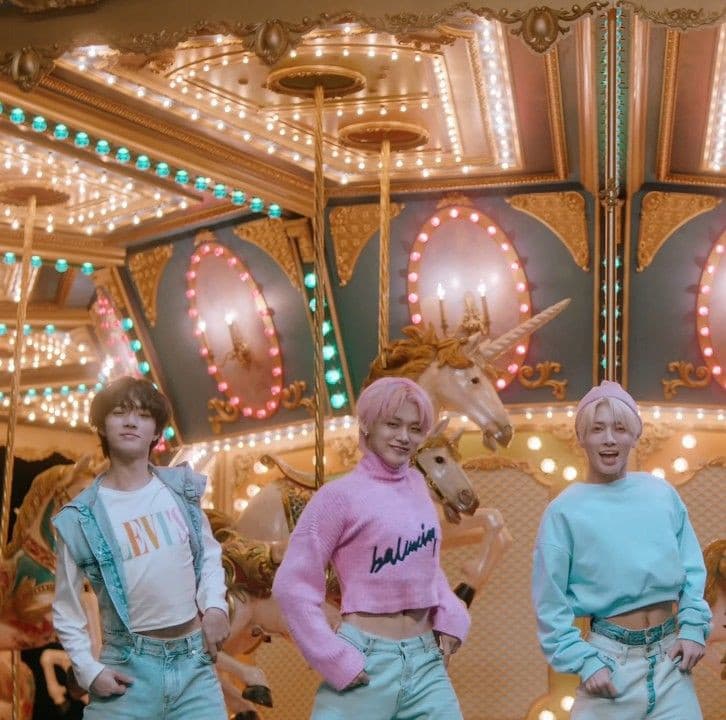 Indovinate chi ha imparato finalmente la coreografia di blue hour dei TXT? sì io, non sono super come loro, ma con mia cugina è stato uno spasso impararla e