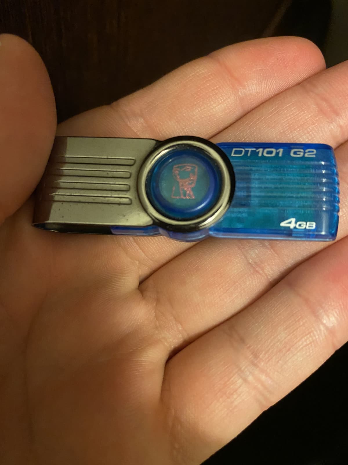 Ok questa chiavetta è la prima che i miei mi comprarono... mi ricordavo male... è da 4GB non da 2... anyway, questa chiavetta ce l'ho dalla prima media, ovvero ha circa 13 anni... è la chiavetta USB più figa che ho come design e colore...