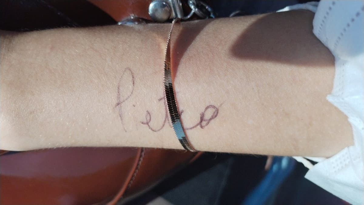 Domani è l'ultimo giorno di lavoro di quello che mi piace. Sono riuscita a parlarci e a farmi un autografo :( non mi sono dichiarata ma ho sentito che sono troppo piccola per lui ??