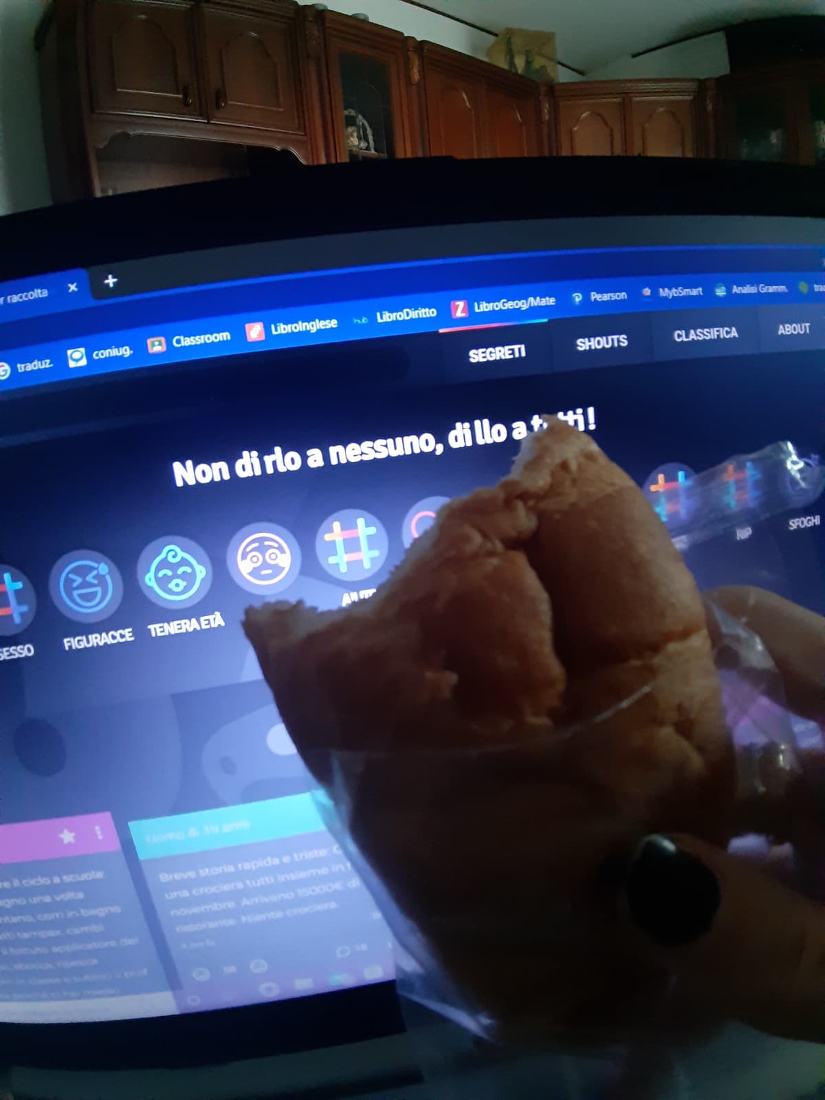 Mangiando una brioche in divano con una copertina mentre sto su insegreto