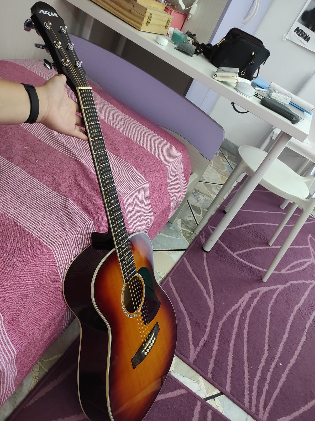 Ho appena comprato una chitarra! Della nuova spazzatura è stata appena aggiunta alla discarica di camera mia