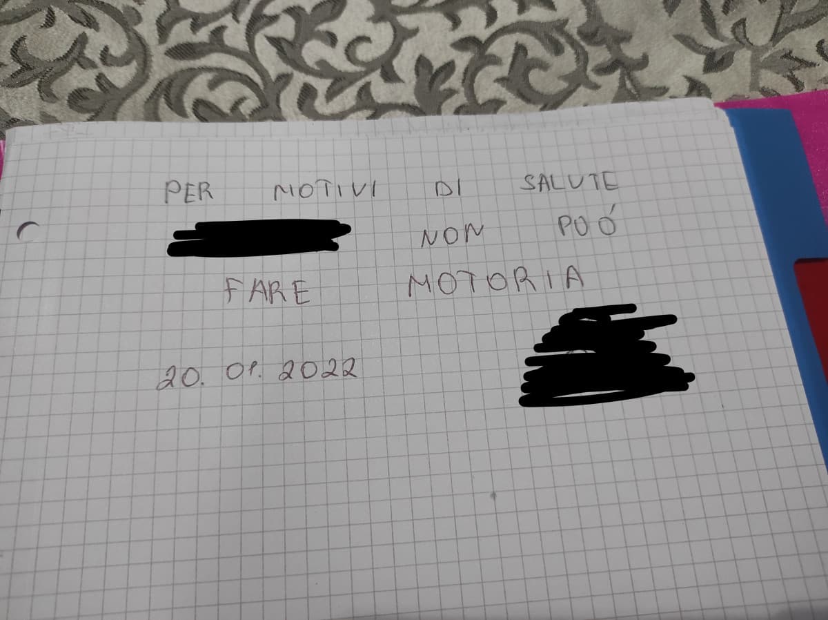 Chiedo a mia madre di fare la giustifica perché non mi va di fare motoria e con una faccia incazzatissima me lo sbatte sul tavolo guardandomi male. Lol