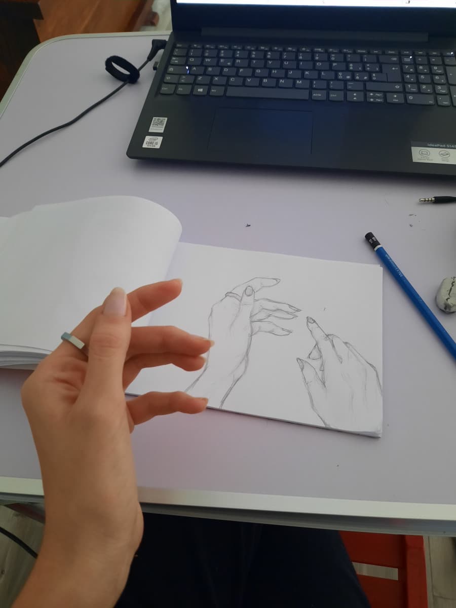 Mi diverto a disegnare le mani messe in modi assurdi