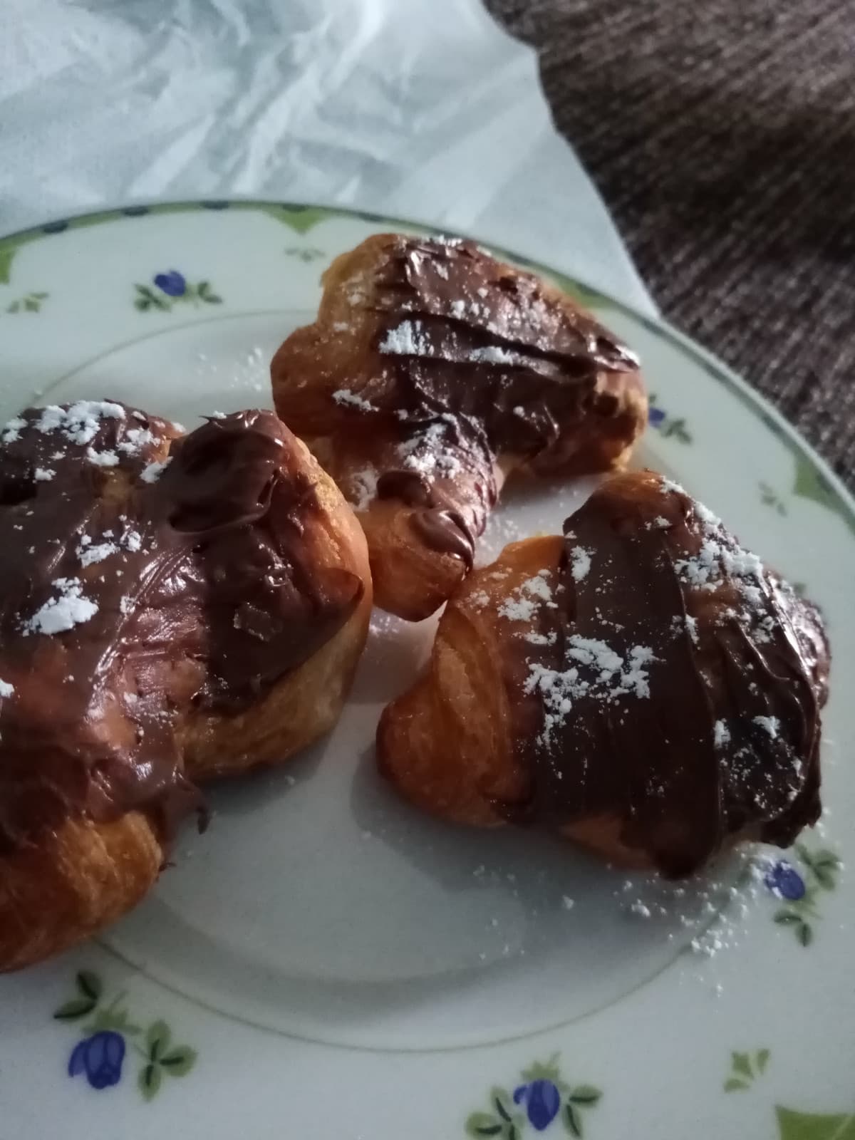 Ho trovato dei croissant vuoti, quindi ci ho messo la Nutella e dello zucchero :-)