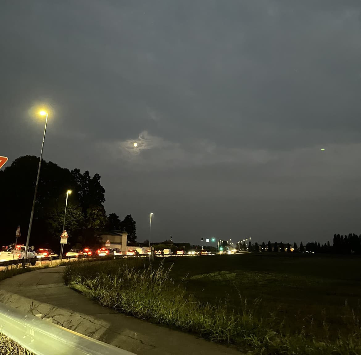 prima mentre tornavo a casa, ero al telefono con la mia migliore amica e le ho parlato di ogni dettaglio della mia vita e tutto il treno si è subito tipo 40 minuti di me che mi lamentavo (e avevo ragione) 