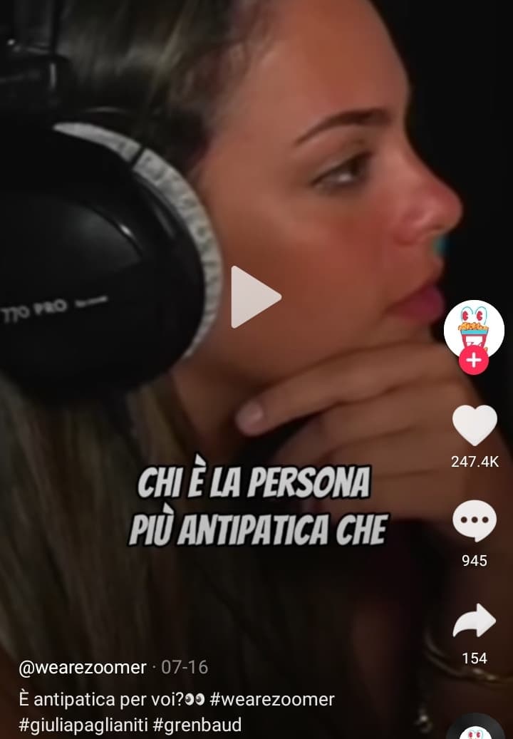 Ogni tanto mi ritrovo video di sta pagina, e mi fanno sempre incazzare. Sono spezzoni di nulla cosmico, in cui fanno solo delle domande a caso. Cioè, queste dovrebbero essere le parti più entusiasmanti delle live...